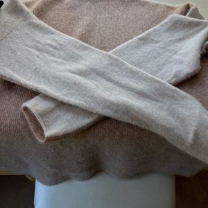 Gorgeous Vineyard vines two tone sweater cashmere